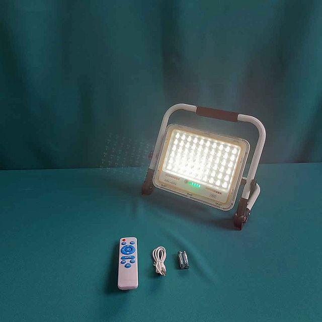 LED прожектор с аккумулятором 100 ватт